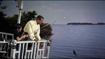 - It must be a big one.
- It sure looks it. - Houseboat