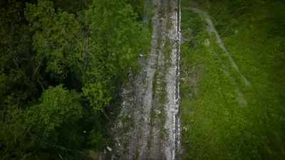 It had overcome the risks of
avalanches, rock falls, - Secrets of the Railways