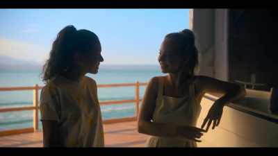 - It’s perfect.
- Anna! look at this. - Dive Club
