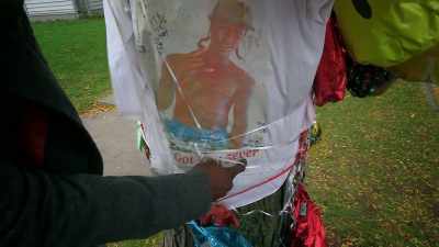 It says,
"Rest Bro. We Got You 5ever". - Louis Theroux: Life on the Edge