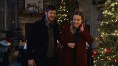 It says - A Very Country Christmas Homecoming