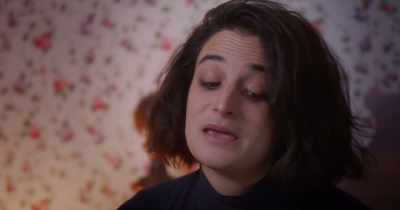 It says,
"This is a box of things that make me mad. - Jenny Slate: Stage Fright
