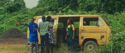 - It shouldn't have been you stuck there.
- Don't beat your brother like that. - A Danfo Christmas