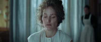 It suppresses pain
and has a soothing effect. - Corsage