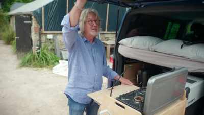 It telescopes out effectively,
and you're under cover. - James May and the Dull Men