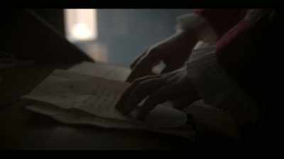 It is the same hand.
Look. The M. - Dangerous Liaisons