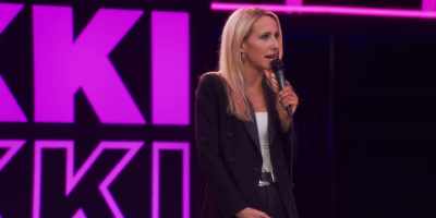 It has three settings,
it's low, medium, squirt and then it... - Nikki Glaser: Bangin'