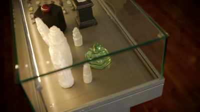 It was
double-paned glass, - History's Greatest Heists with Pierce Brosnan