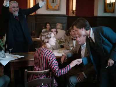 - It'd be nice if you stayed.
- Wave to his mother! - Fabian: Going to the Dogs