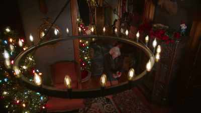 (items clanking)
(tense music) - It’s Beginning to Look a Lot Like Murder