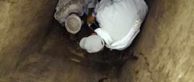 -It's a beautiful bronze head!
-[man speaking Arabic] - Secrets of the Saqqara Tomb