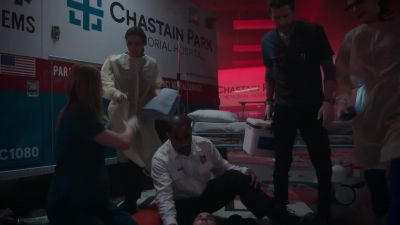 It's a bit cramped. - The Resident