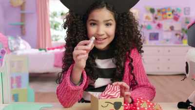It's a bottle!
And there's something inside. - Gabby's Dollhouse