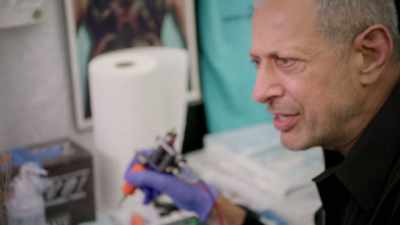 - It's a capillary action.
- Oh, yes. Like an anteater does that. - The World According to Jeff Goldblum