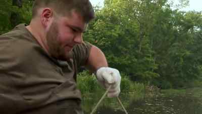 -It's a gator?
-Yeah, it is. - Swamp People