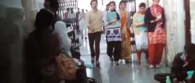 - It's a good job...
- But he won't agree. - Sui Dhaaga - Made in India