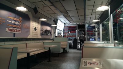 It's a great night
at Jim's Burgers. - 9-1-1