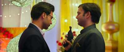 It's a gun, it can go.
- You will show me the gun? - Shaadi Mein Zaroor Aana