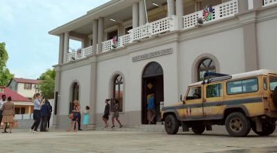 It's a long way for your dad to come for just a few days. - Death in Paradise