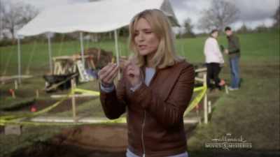 It's a match to the worry
beads, and Tichnor dropped it - Site Unseen: An Emma Fielding Mystery