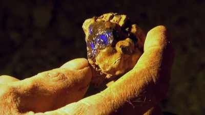 It's a nice, big chucky nob.
That's what we wanna see. - Outback Opal Hunters