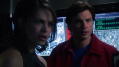 It's a power surge. - Smallville