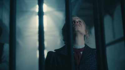 IT'S A PRISON. THEY'RE NOT
DESIGNED WITH MULTIPLE EXITS.
THESE ARE COMING LOOSE... - Miss Scarlet and the Duke