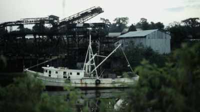 It's a raggedy old boat. - Mother Undercover