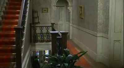 It's a very nice little flat.
It's even got a piano. - Hot Millions