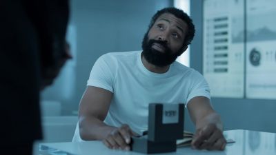 - It's a watch.
- Try it on. - Black Lightning