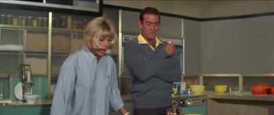 - It's alive.
- We call it our automatic floor cleaner. - The Glass Bottom Boat