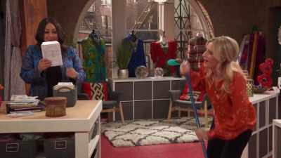 - It's all you! It's all you!
- [grunting] - Raven's Home