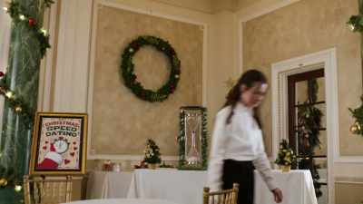 ♪ It's almost Christmas ♪ - Hotel for the Holidays