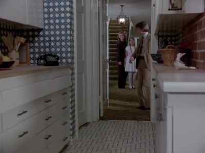 It's almost midnight, kids.
Come on, get to bed. - Devil Dog: The Hound of Hell
