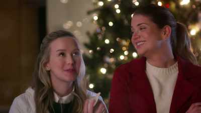 It's this amazing convention
in New York - Meet Me Under the Mistletoe