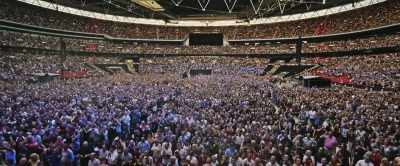 It's beautiful to be here.
Bloody marvellous. - Jeff Lynne's ELO: Wembley or Bust