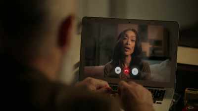 - It's been a long time.
- Darlene [on laptop]: It has. - Dying to be Famous