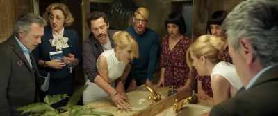 - It's clean, I don't get it.
- Sure it is. You could eat off it. - Toc Toc