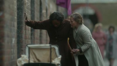 It's coming. - Call the Midwife