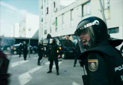 -It's dangerous out here!
-Come on, everybody inside! - Siege
