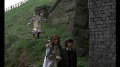 It's dark in there. - The Railway Children