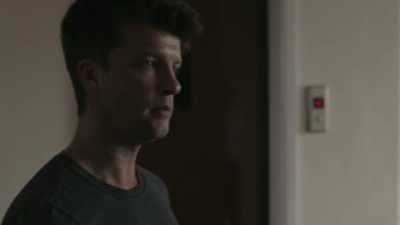 - It's dead.
- Don't you have a charger? - The Snare