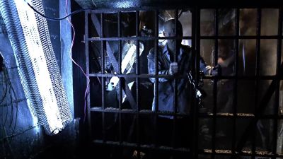 It's another dead-end.
We have to try another tunnel. - Smallville
