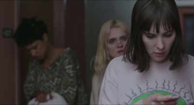 -It's dead.
Ruthie, your phone's dead. - Bad Things