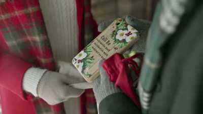 - It's engraved.
-"Call Bo." - Flipping for Christmas