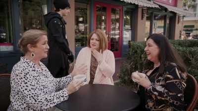 It's going to be a cheap funeral - A Christmas Karen