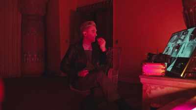 It's going from room to room. - Living for the Dead