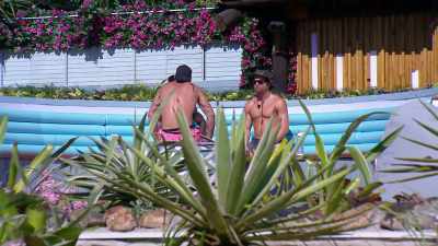 >> IT'S GOING TO BE A LONG DAY
FOR YOU AND DECISIONS. - Love Island