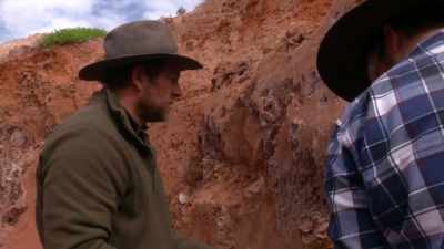 It's gone.
Yeah. She's gone. - Outback Opal Hunters