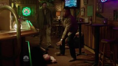 It's gonna be all right.
Just stay down. - Grimm